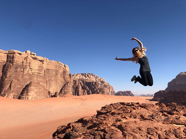 Edita Vopatová ve výskoku ve Wadi Rum