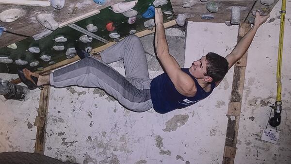 Kluci od mala trénují na domácí bouldrovce, kterou jim postavil táta v dobách, kdy komerční stěny téměř neexistovaly