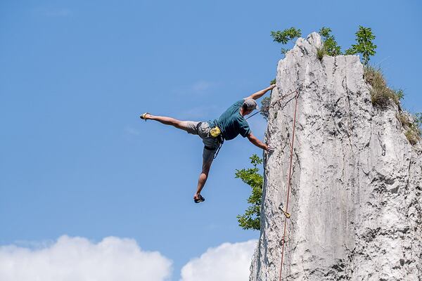 Luky Černý pózuje v přelezu cesty "Cato Zulú 6b+" v sektoru Nago, ARCO.