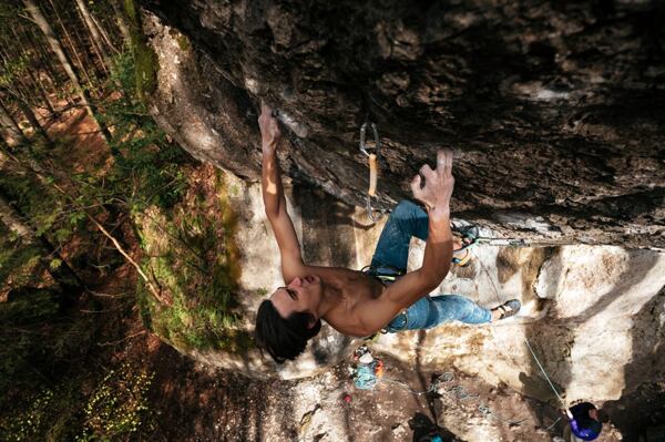 Cesta Action Directe, ve které se dvouprstová dírka počítá jako luxusní chyt, svoji obtížnost netají